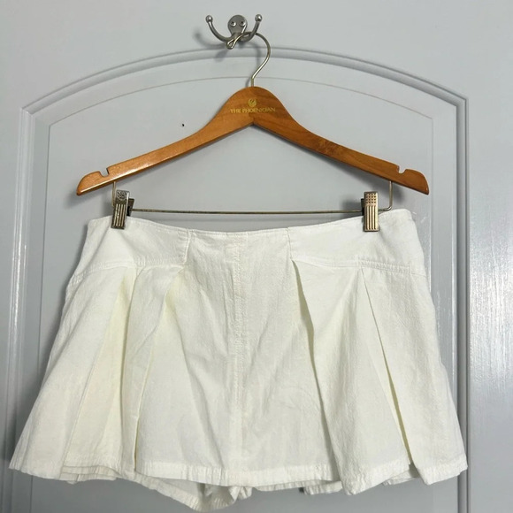 Free People Heartbreaker Skort in Ivory Size 10 Pleated Side Zip Closure NWOT - Picture 7 of 15